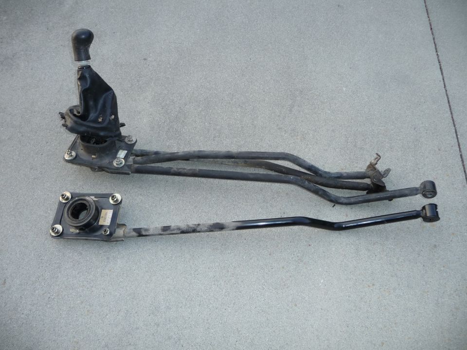 Manual transmission shift linkage with shifter assembly and rods