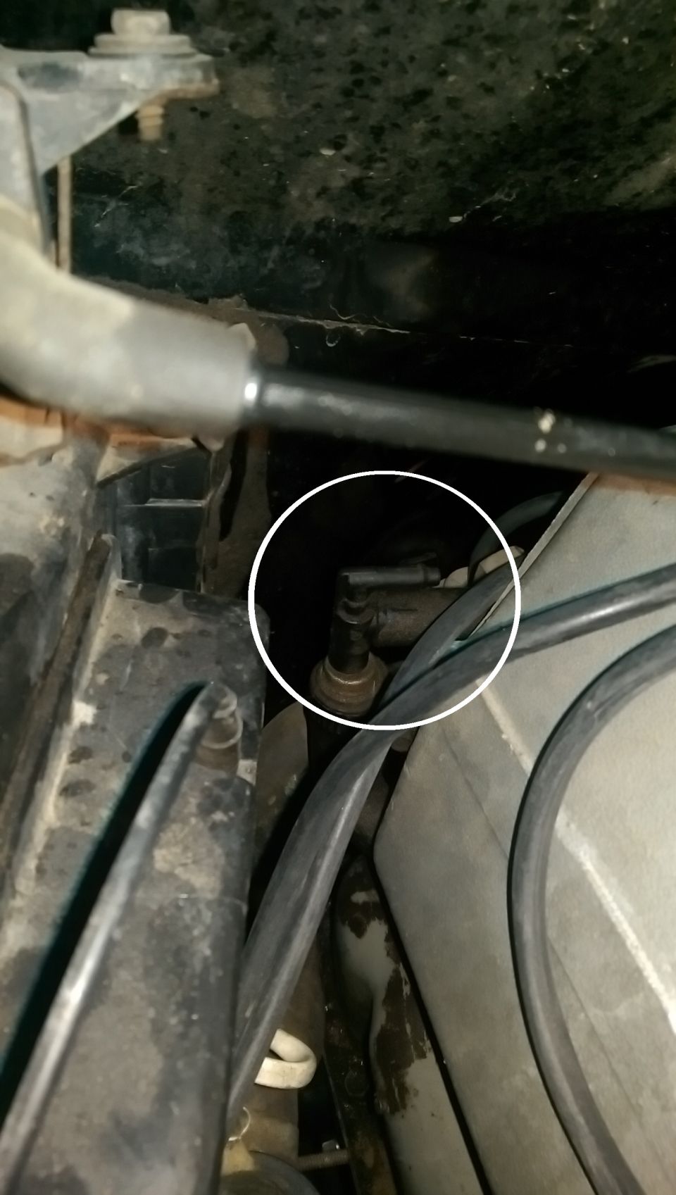 Vacuum line fitting in engine bay
