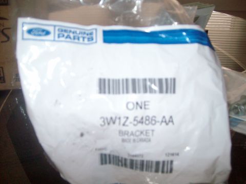 2004 Ford Crown Victoria - Packaging for a Ford bracket with part number 3W1Z-5486-AA is shown.