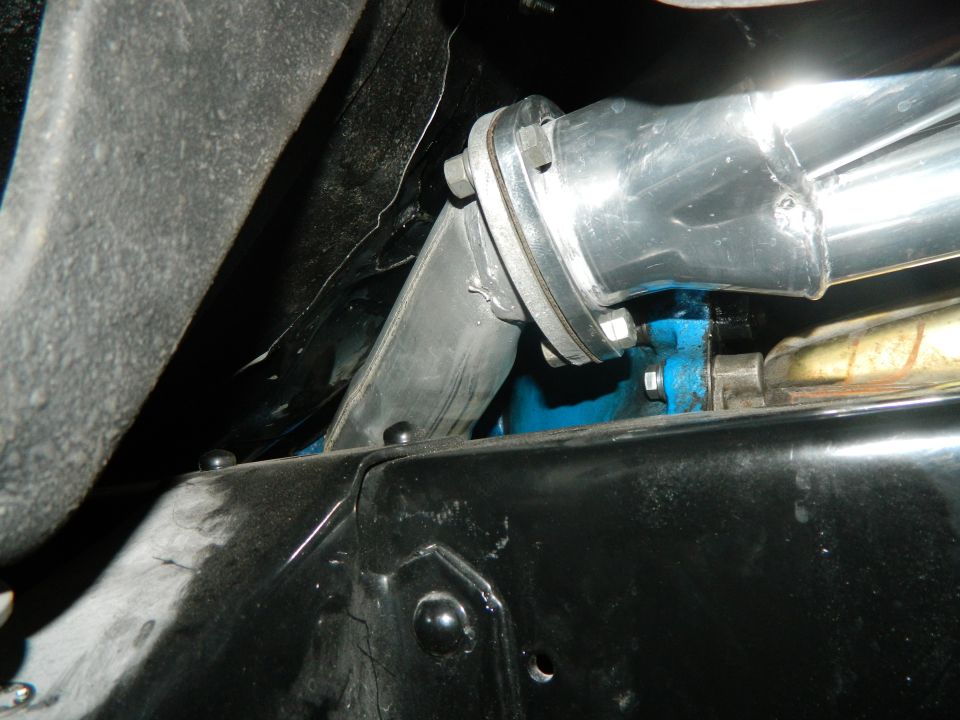 Exhaust pipe connection with blue engine component
