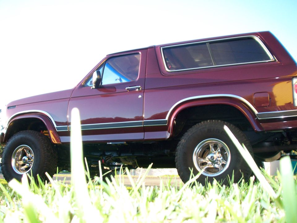 1985 Ford Bronco, side view, maroon paint with black stripe