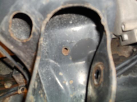 1999 Mercury Grand Marquis - Detail of a vehicle's structural component, showing signs of wear and rust. The Supermotors.net watermark is present in the lower right cor…