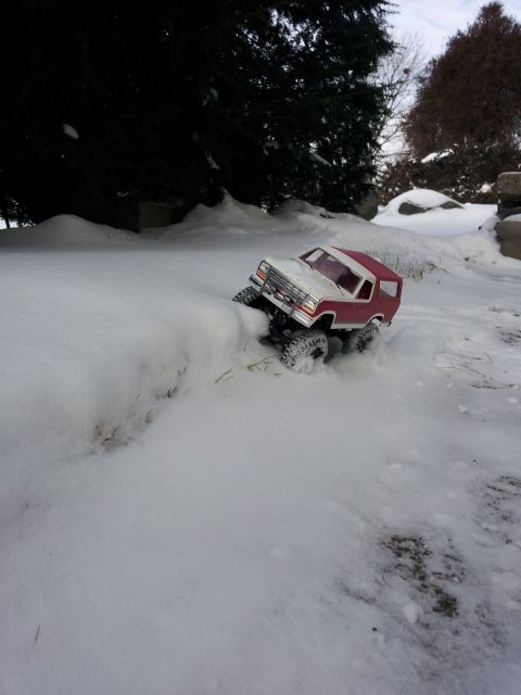 1995 Ford Bronco - Remote control Bronco navigates a snowy landscape.