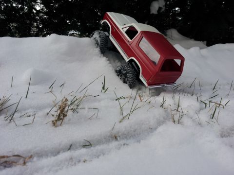 1995 Ford Bronco - Toy SUV navigates a snowy incline, with a Supermotors.net watermark visible.