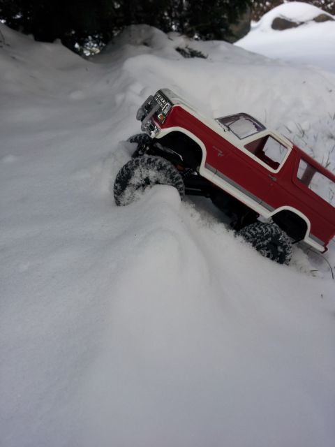 1995 Ford Bronco - RC truck navigating a snowy terrain.
