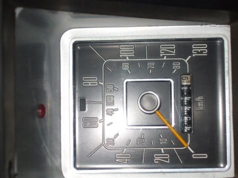1979 Ford Bronco - The dashboard shows a speedometer with a maximum reading of 130 mph and an odometer displaying 04944 km/h.