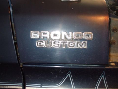 1979 Ford Bronco - The side of a vehicle shows a 'BRONCO CUSTOM' emblem, with a Supermotors.net watermark at the bottom.
