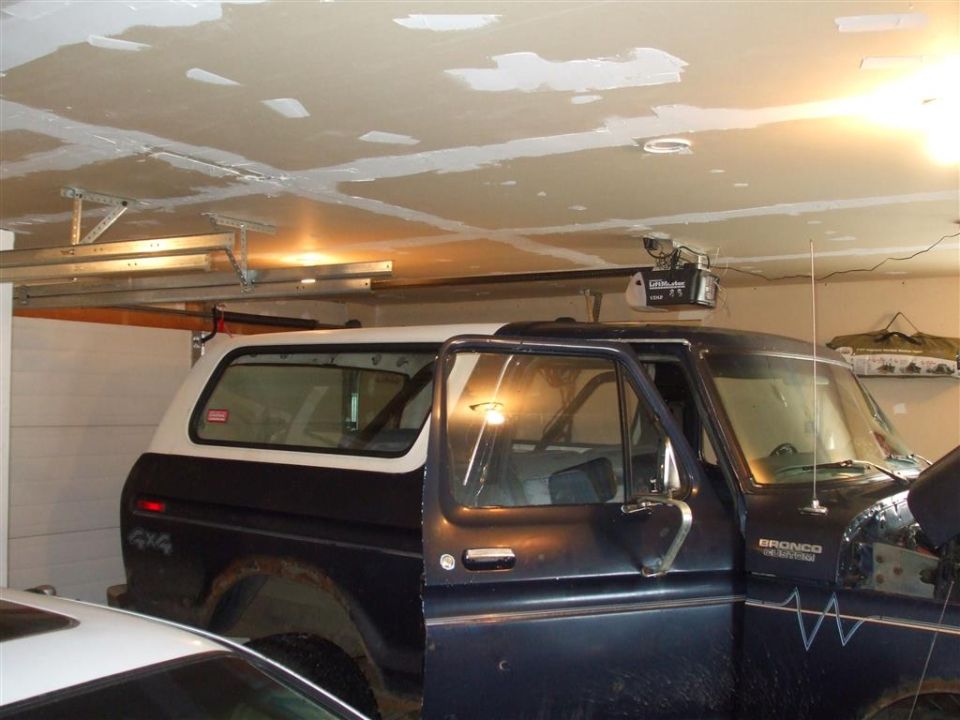 1979 Ford Bronco 3q-front view, dark blue and white