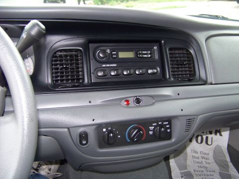 2005 Ford Crown Victoria photo