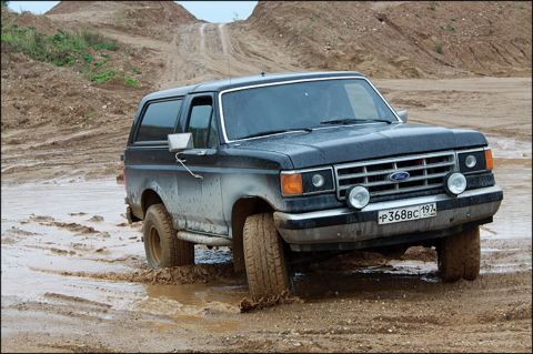 1987 Ford Bronco - This 1987 Ford Bronco navigates a muddy off-road course.