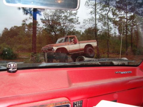 1991 Ford Bronco - This was in Jies backyard, he was a sweet set up back there.