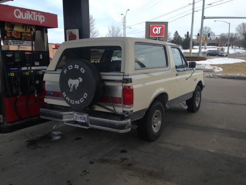 1989 Ford Bronco - Gasing up along the way. A little warmer. 0 Degrees.