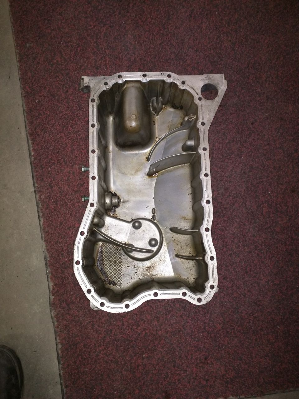 Oil pan with internal baffles and oil pickup screen