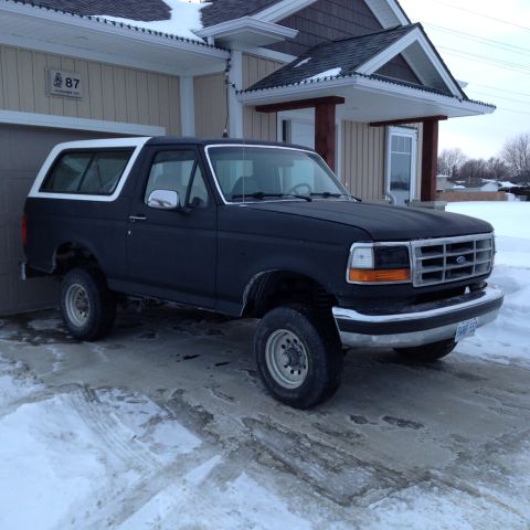 1992 Ford Bronco - This Ford Bronco appears to be from the mid-1990s, not a 1992 model.