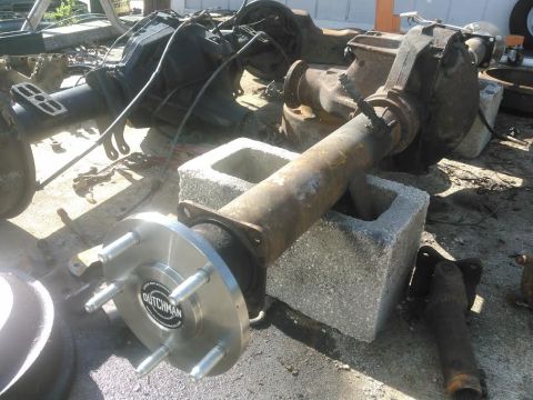 1996 Ford Bronco - got the shafts in and axle all buttoned up ready for gearoil. just as I thought, once assembled, the c-clip being alittle loose is no issue…