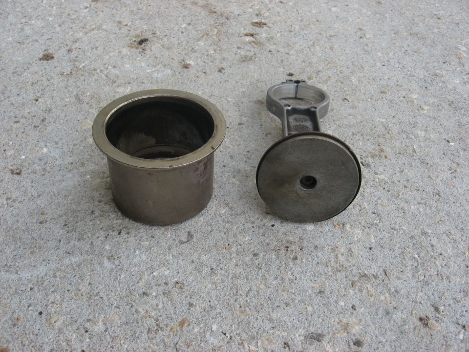 Cylinder and connecting rod from an air compressor