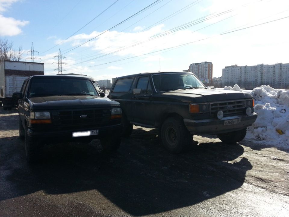 1987 Ford Bronco 3q-front view, dark green
