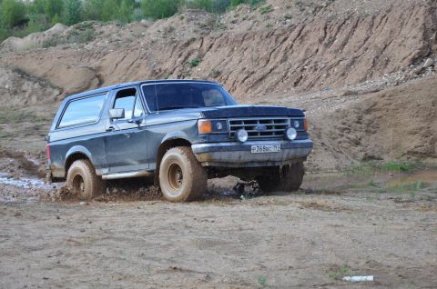 1987 Ford Bronco - This 1987 Ford Bronco navigates a muddy off-road course.