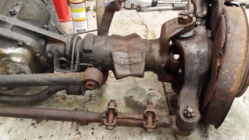 Front axle assembly with steering linkage