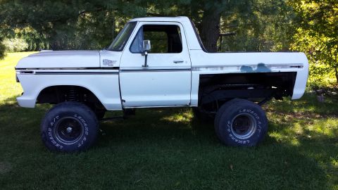 1978 Ford Bronco - This lifted 1978 Ford Bronco features a shortened bed, giving it a unique profile.