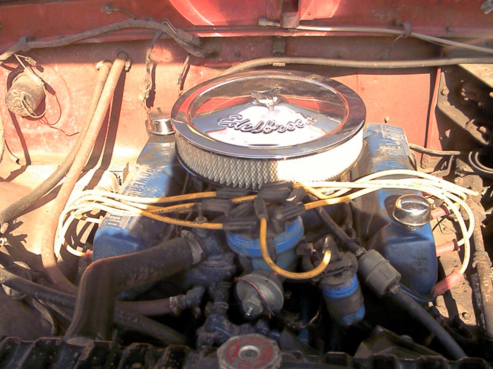 Engine bay with Edelbrock air cleaner and blue valve covers