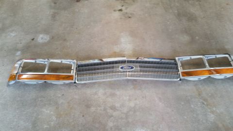 1991 Ford LTD Crown Victoria - Front grille and headlight assemblies for a 1991 Ford Crown Victoria LTD.