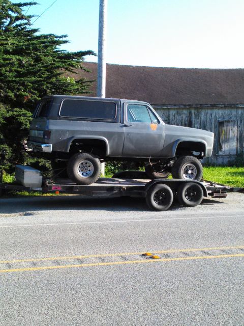 1991 Ford Bronco - This lifted Chevrolet K5 Blazer is being transported on a trailer.