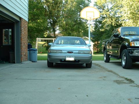 1992 Ford Taurus - the front...red ford emblem