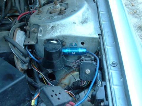 1992 Ford Taurus - 60 amp fuse, alarm siren, and you can kind of see the 100 amp circuit breaker