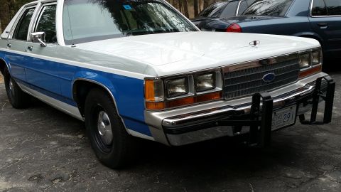 1991 Ford LTD Crown Victoria - Front view of a 1991 Ford Crown Victoria LTD police car with a push bumper.