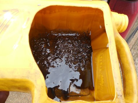 1983 Ford Bronco - This is what settled out while I was swapping the diff. gears. It's also why I'm using this disposable makeshift drain pan - I didn't want…