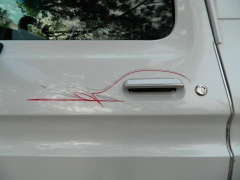 1979 Ford Bronco - Side view of a 1979 Ford Bronco door red and grey pinstripe graphics.