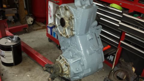 1978 Ford Bronco - A gray painted transfer case is shown in a workshop setting, with a Supermotors logo visible at the bottom right.