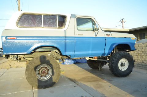 1979 Ford Bronco - This lifted 1979 Ford Bronco features a two-tone blue and white paint scheme and large off-road tires.