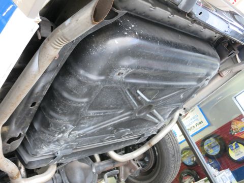 1991 Ford LTD Crown Victoria - Underside view of a 1991 Ford Crown Victoria LTD, focusing on the fuel tank and exhaust components.