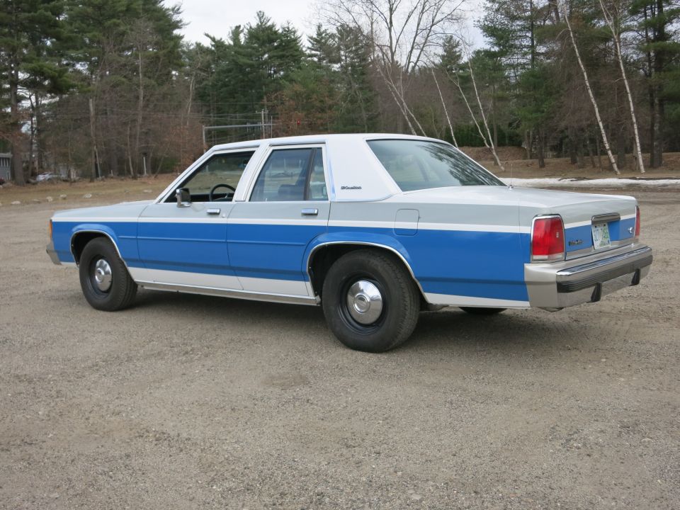 1991 Ford Crown Victoria LTD, blue and white sedan, 3q front view