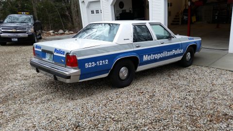 1991 Ford LTD Crown Victoria - This police car has 'Metropolitan Police' and a phone number on its side.