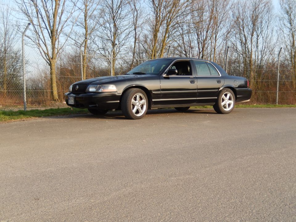 Black 2003 Mercury Marauder sedan parked on asphalt, side view