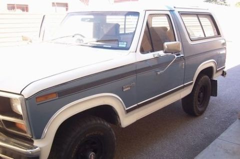 1985 Ford Bronco - This 1985 Ford Bronco XLT features a two-tone blue and white paint scheme.