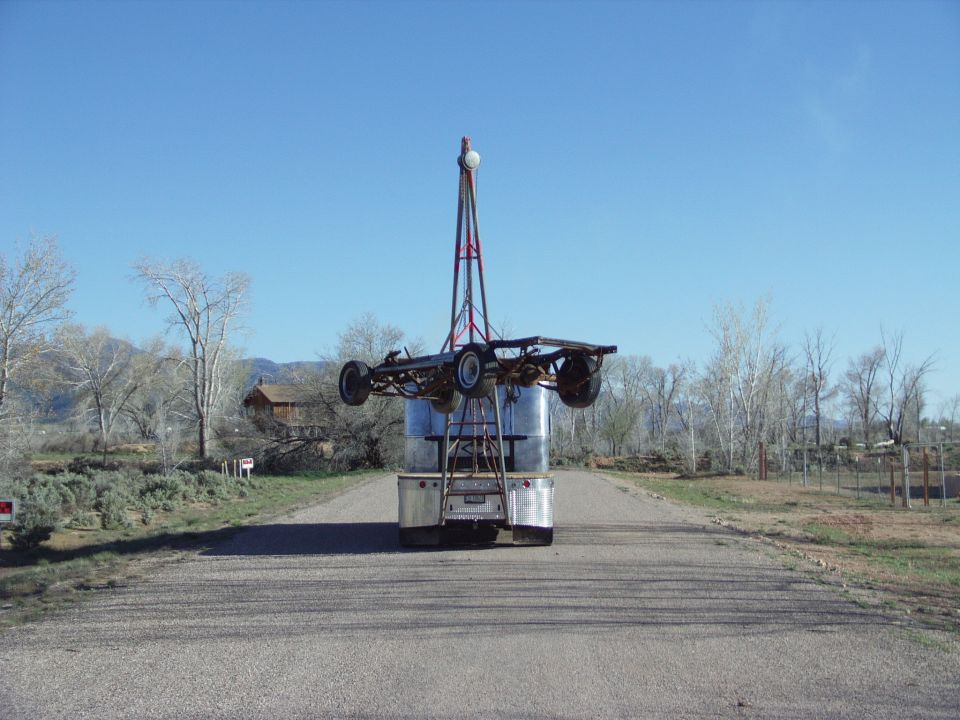 Trailer carrying an elevated chassis with wheels