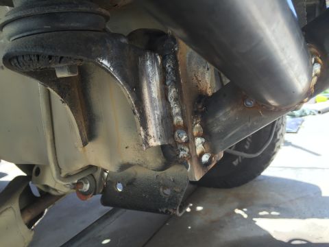 1995 Ford Bronco - Close-up of a welded suspension component, with the Supermotors website logo visible at the bottom right.