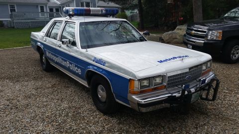 1991 Ford LTD Crown Victoria - This 1991 Ford Crown Victoria LTD police car features Metropolitan Police markings and a light bar.