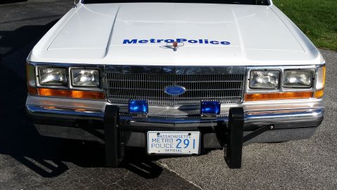 1991 Ford LTD Crown Victoria - Front view of a 1991 Ford Crown Victoria LTD police car, marked 'Metro Police'.