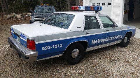 1991 Ford LTD Crown Victoria - This 1991 Ford Crown Victoria LTD police car features a white and blue livery with "Metropolitan Police" text and the number 523-1212.