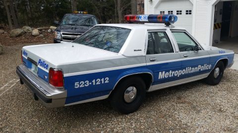 1991 Ford LTD Crown Victoria - This 1991 Ford Crown Victoria LTD police car features 'Metropolitan Police' text and a phone number.