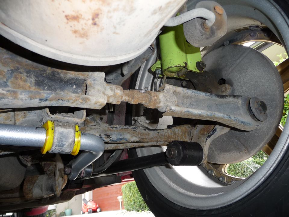 Rear suspension with aftermarket sway bar and yellow bushings
