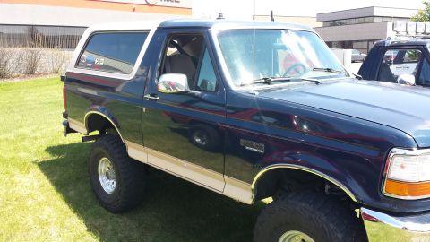1995 Ford Bronco - This 1995 Ford Bronco features a two-tone paint scheme with a dark blue body and white removable hardtop.