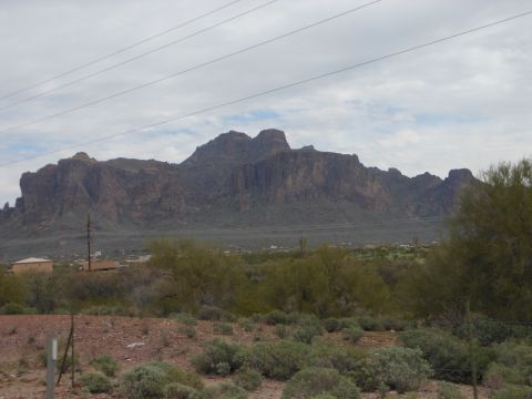 1995 Ford Bronco - Desert landscape with mountains and vegetation, Supermotors logo visible in the lower right corner.