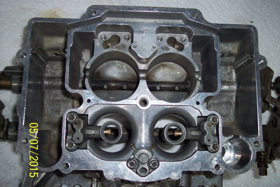 Carburetor interior view with four barrels and linkage