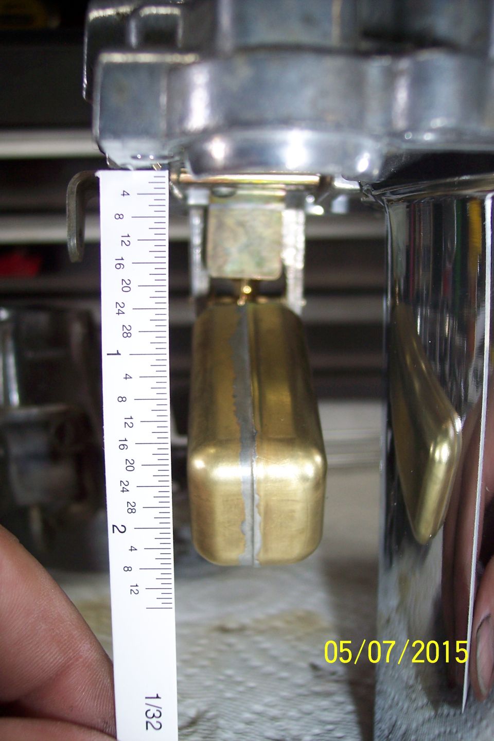 Carburetor float measured with ruler